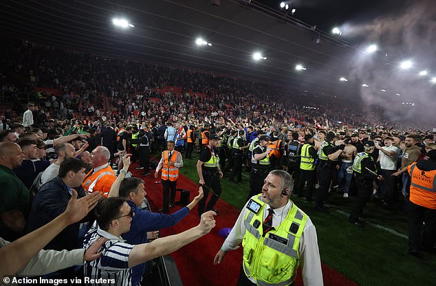 Bạo loạn xảy ra trong ngày Southampton giành vé chung kết play-off thăng hạng Ngoại hạng Anh, CĐV ném 'vật thể lạ' vào nhau - Ảnh 4.