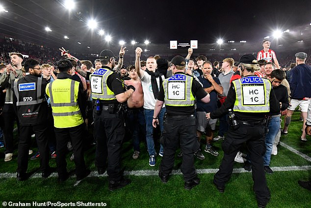 Bạo loạn xảy ra trong ngày Southampton giành vé chung kết play-off thăng hạng Ngoại hạng Anh, CĐV ném 'vật thể lạ' vào nhau - Ảnh 5.
