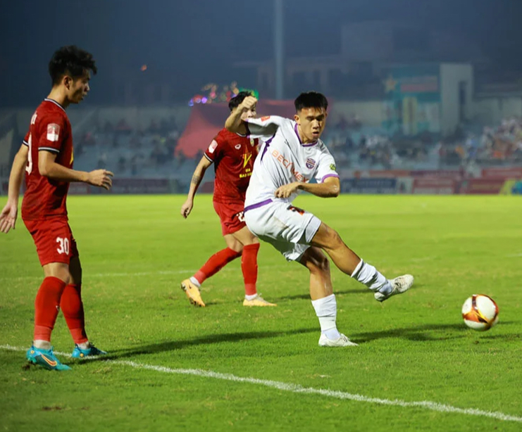 Không Xuân Son, Tiến Linh, HLV Kim Sang Sik đặt niềm tin vào hàng tiền vệ - Ảnh 2.