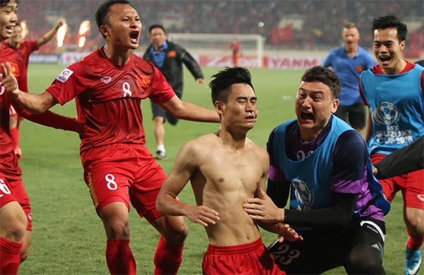 Tiền vệ ĐT Việt Nam chọc thủng lưới Indonesia ở phút 90+2, dành tặng bàn thắng tới người cha mới qua đời khiến người hâm mộ xúc động - Ảnh 3.