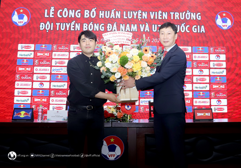 HLV Kim Sang Sik dự lễ bốc thăm AFF Cup 2024 - Ảnh 2.