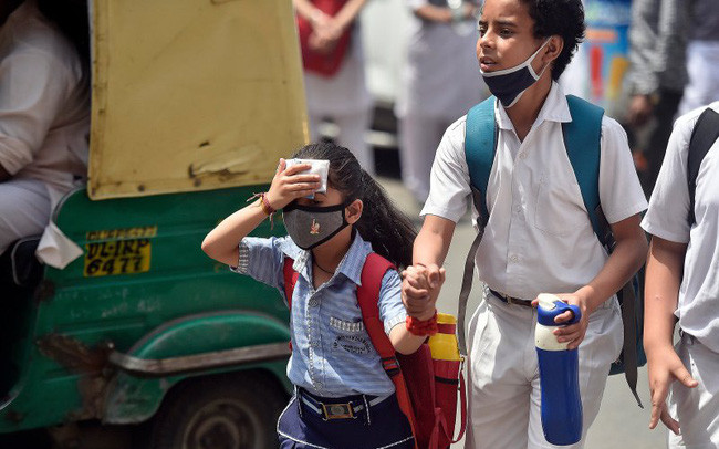 Ấn Độ yêu cầu các trường cho nghỉ hè sớm do nắng nóng - Ảnh 1.
