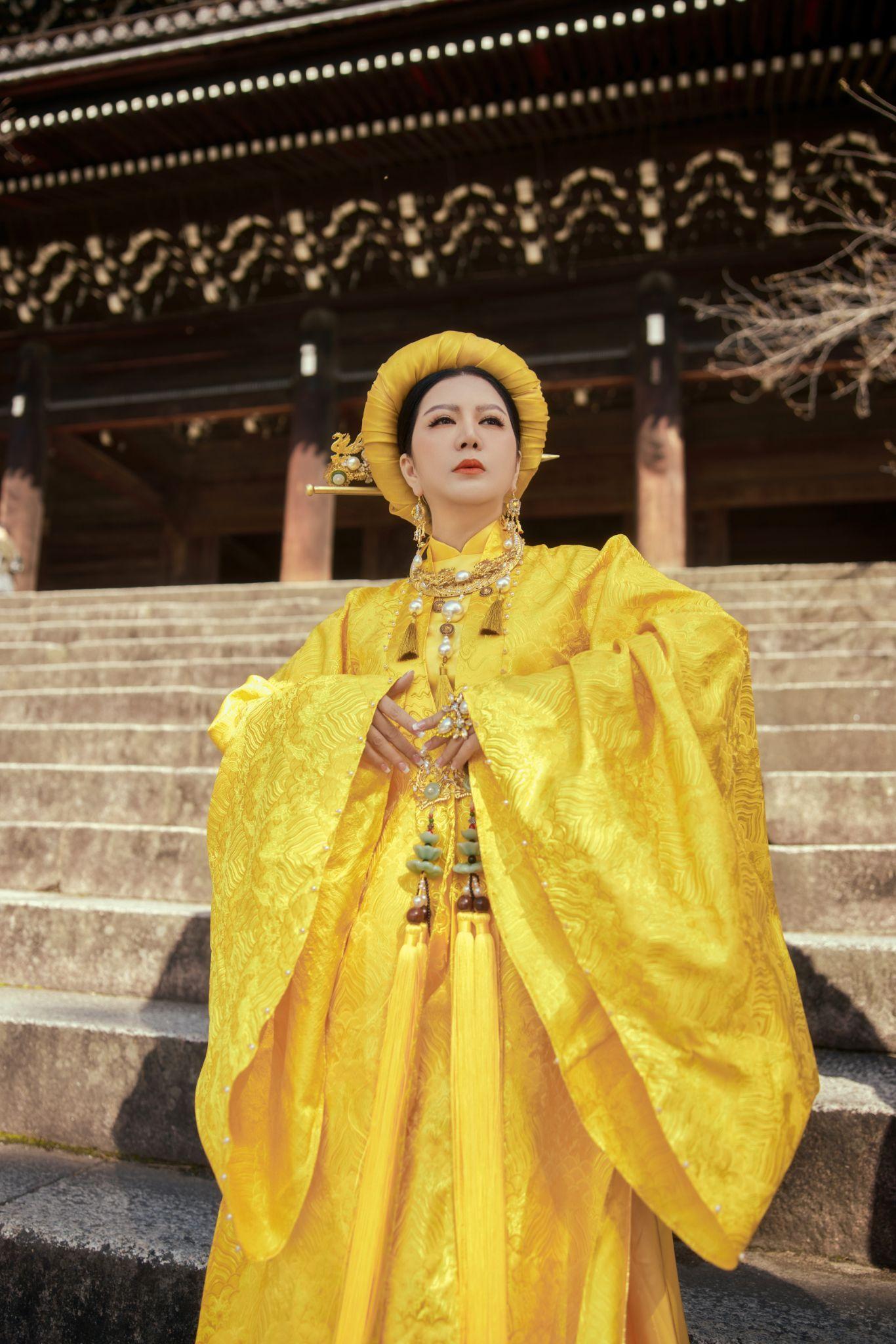 Ca sĩ Đinh Hiền Anh và tình yêu đặc biệt với trang phục truyền thống Việt  - Ảnh 4.