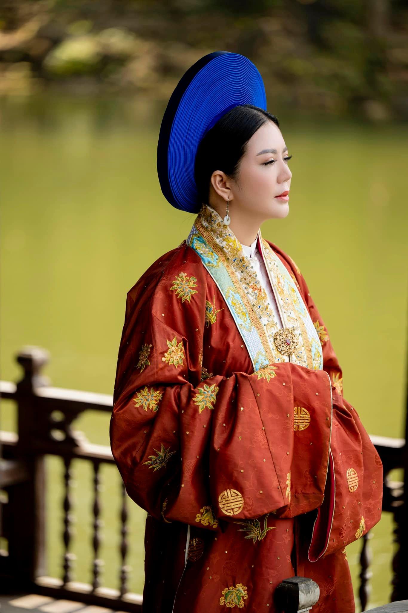 Ca sĩ Đinh Hiền Anh và tình yêu đặc biệt với trang phục truyền thống Việt  - Ảnh 5.