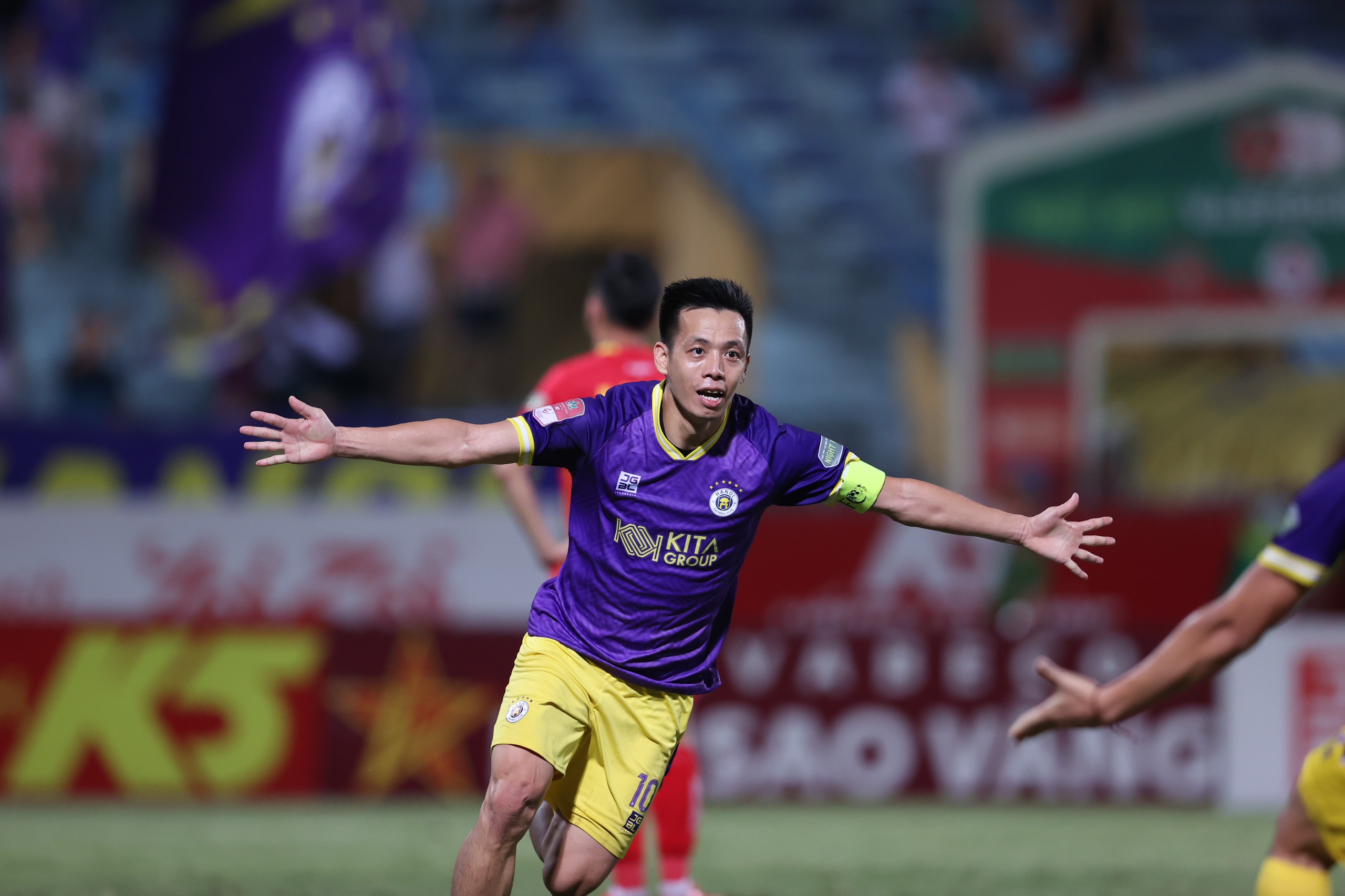 Văn Quyết đưa Hà Nội FC trở lại đua vô địch, CAHN 'rơi tự do' - Ảnh 2.