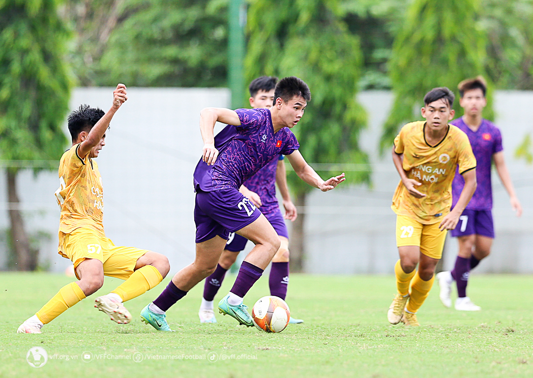 Tin nóng bóng đá Việt 26/5: Công bố danh sách đội tuyển Việt Nam, CLB Hà Nội lại đua vô địch V-League - Ảnh 3.