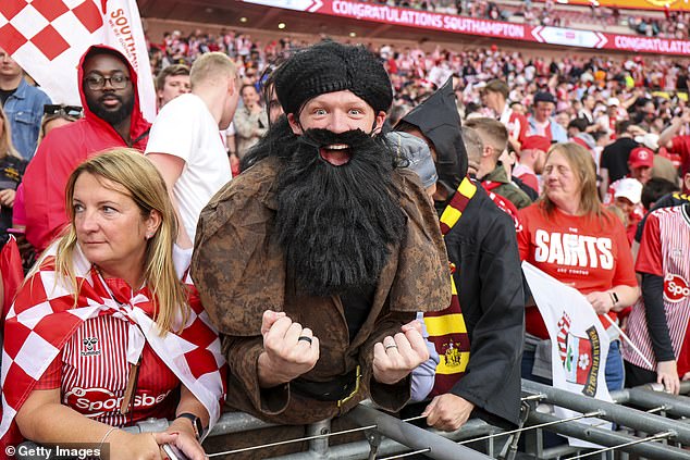 Thủ môn Arsenal hóa trang thành phù thủy trong Harry Potter, xuất hiện ở trận chung kết play-off Championship - Ảnh 2.