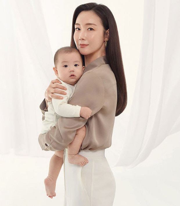 Sao phim &quot;Bản tình ca mùa Đông&quot; Choi Ji Woo chia sẻ những hiểu biết sâu sắc về việc làm cha mẹ muộn - Ảnh 2.