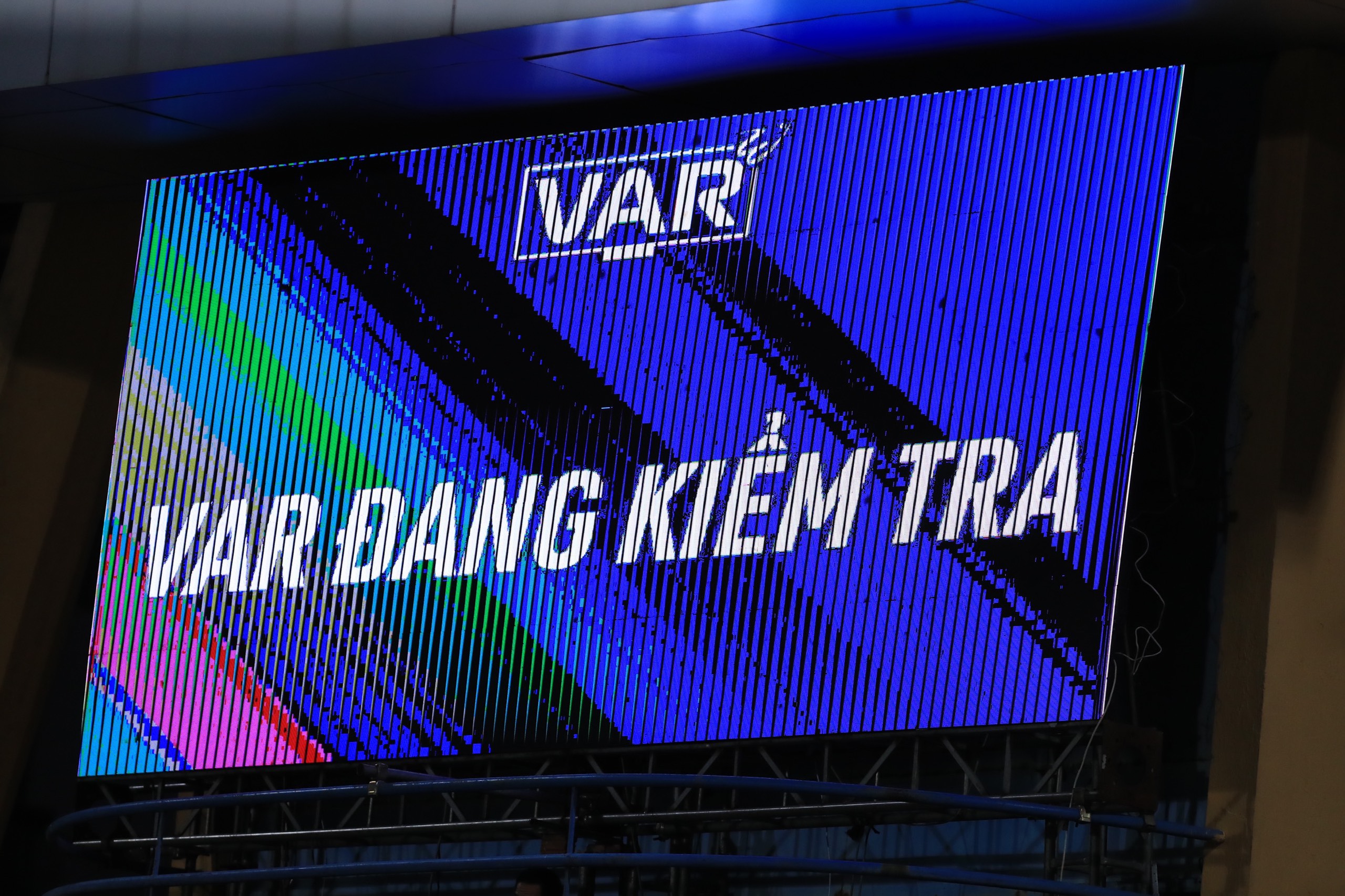 V-League đến hồi gay cấn, VAR hoạt động hết công suất - Ảnh 2.