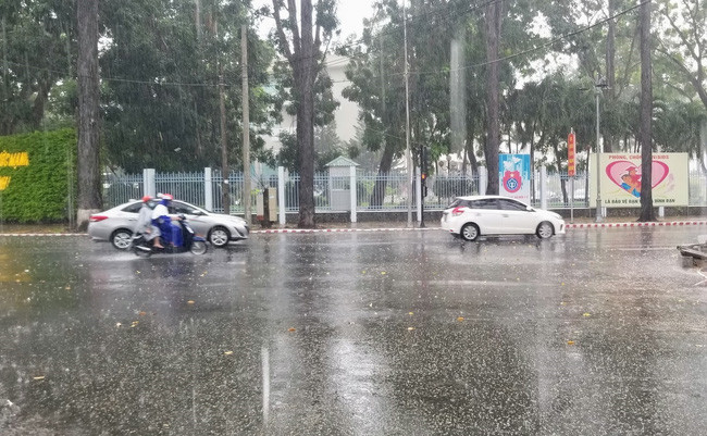 Thủ đô Hà Nội có mưa rào và dông rải rác, cục bộ có mưa to - Ảnh 1.