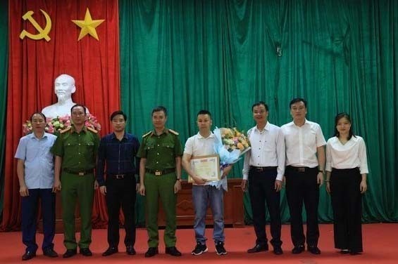 Hà Nội: Khen thưởng công dân cõng 2 người thoát khỏi đám cháy - Ảnh 1.