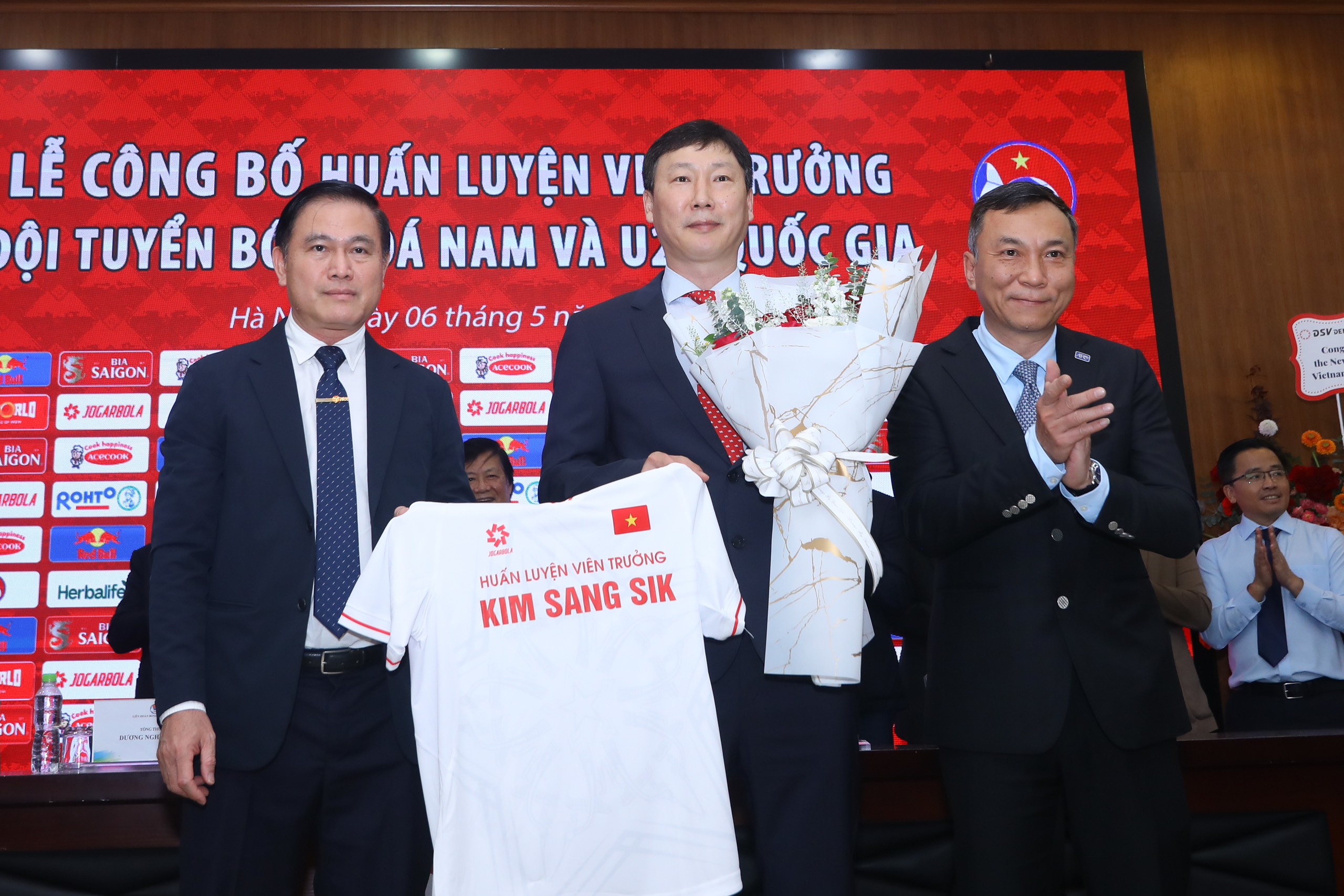 HLV Hoàng Văn Phúc: 'Thông điệp mới, xung lực mới cho bóng đá Việt Nam' - Ảnh 2.