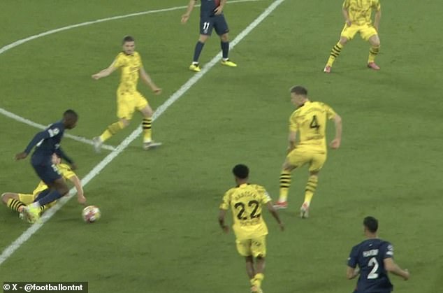Rio Ferdinand cho rằng PSG xứng đáng hưởng 11m ở trận thua Dortmund - Ảnh 3.
