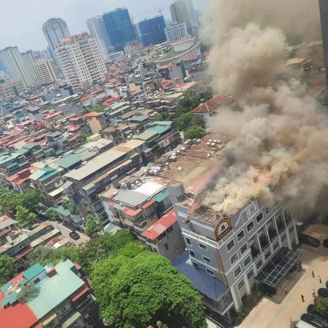 Khống chế đám cháy tại khách sạn trên phố Hoàng Ngọc Phách, Hà Nội - Ảnh 1.