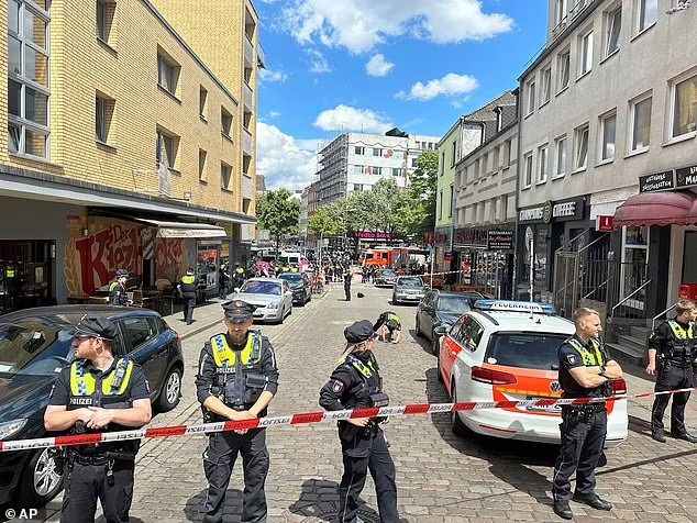 Cảnh sát Đức nổ súng gần khu vực có cổ động viên EURO - Ảnh 4.