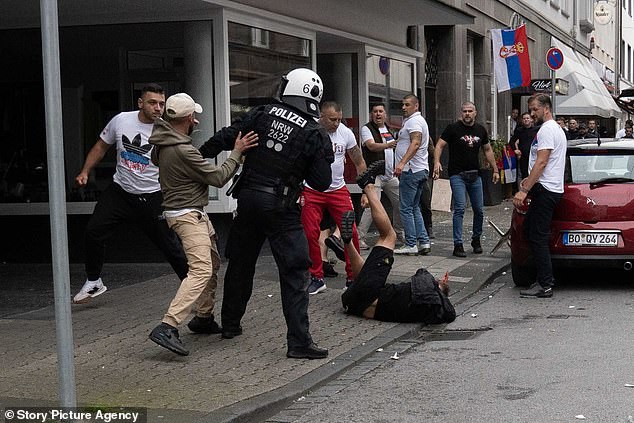 CĐV Anh và Serbia 'choảng nhau' đẫm máu tại EURO 2024 khiến cảnh sát chống bạo động phải vào cuộc - Ảnh 2.