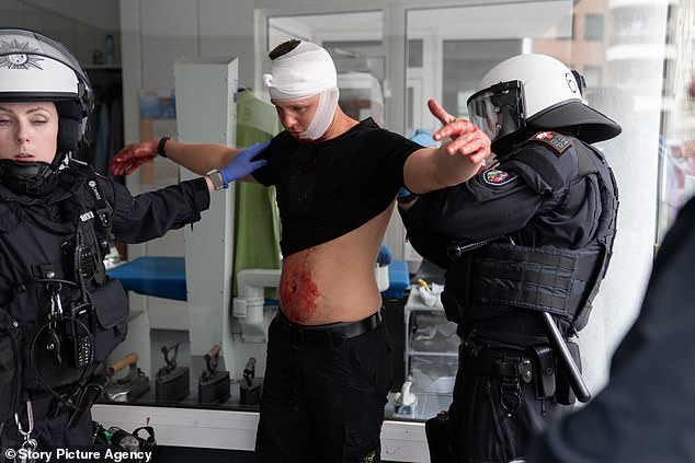 CĐV Anh và Serbia 'choảng nhau' đẫm máu tại EURO 2024 khiến cảnh sát chống bạo động phải vào cuộc - Ảnh 3.