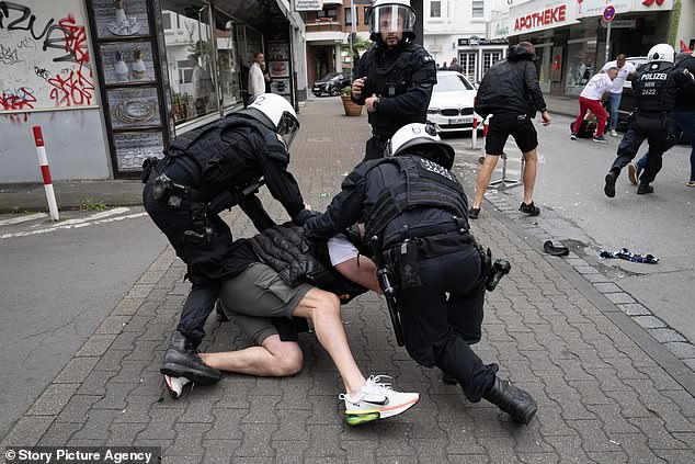 CĐV Anh và Serbia 'choảng nhau' đẫm máu tại EURO 2024 khiến cảnh sát chống bạo động phải vào cuộc - Ảnh 1.