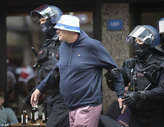CĐV Anh và Serbia 'choảng nhau' đẫm máu tại EURO 2024 khiến cảnh sát chống bạo động phải vào cuộc - Ảnh 5.
