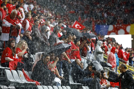 TRỰC TIẾP bóng đá VTV5 VTV6 Thổ Nhĩ Kỳ vs Geogria, EURO 2024 (0-0): Mưa to khiến trận đấu nguy cơ bị hoãn - Ảnh 4.