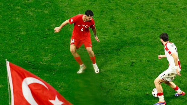 Sao Thổ Nhĩ Kỳ mặc nhầm áo đấu đồng đội trong trận đấu EURO 2024, gây ra sự hiểu nhầm hài hước - Ảnh 1.