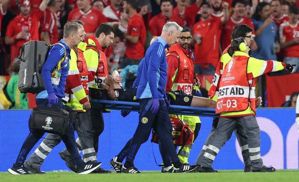 Kieran Tierney dính chấn thương gân khoeo nặng, phải lên cáng rời sân ở trận đấu với Thụy Sĩ