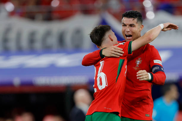 Ronaldo ôm chúc mừng Francisco Conceicao sau khi ghi bàn mang về chiến thắng 2-1 cho Bồ Đào Nha trước CH Séc ở EURO 2024
