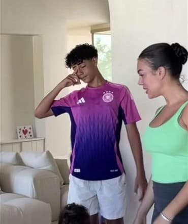 Con trai Ronaldo khiến fan 'nhức mắt' khi mặc áo của tuyển Đức, nhưng thái độ của ông bố mới bất ngờ - Ảnh 1.