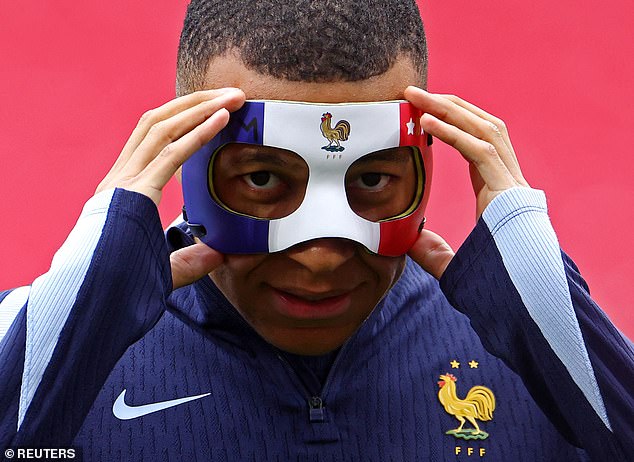 Tin nóng EURO 21/6: HLV Tây Ban Nha tự khen đội mình giỏi nhất EURO, Mbappe bị cấm đeo mặt nạ cờ Pháp  - Ảnh 2.