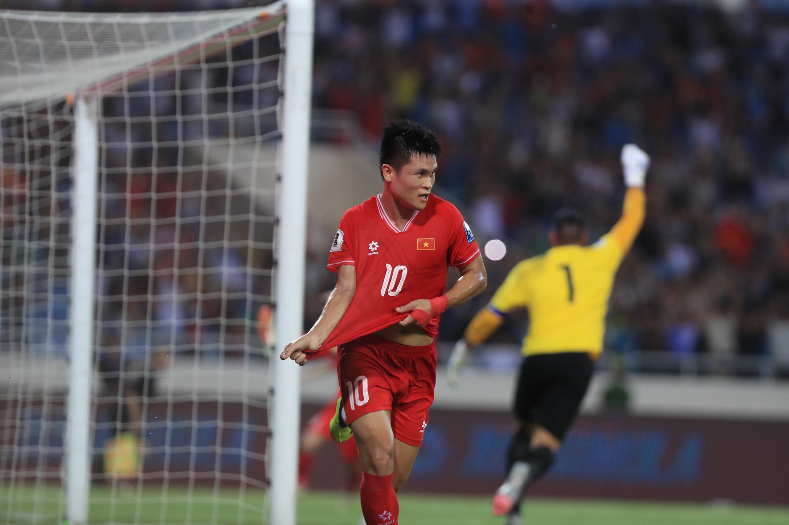Tin nóng bóng đá Việt 22/6: Đội tuyển Việt Nam xếp sau Thái Lan trên BXH FIFA, VAR cho trận ‘chung kết ngược’ SLNA gặp Hà Tĩnh - Ảnh 1.