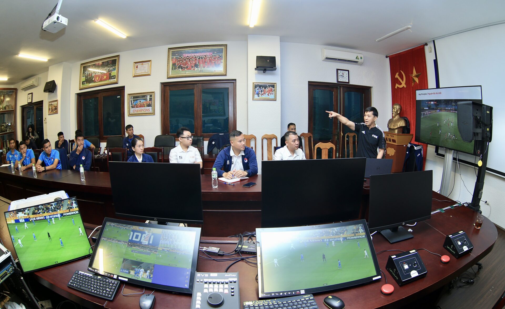 Tin nóng bóng đá Việt 22/6: Đội tuyển Việt Nam xếp sau Thái Lan trên BXH FIFA, VAR cho trận ‘chung kết ngược’ SLNA gặp Hà Tĩnh - Ảnh 2.