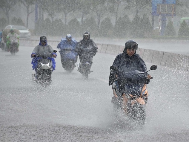 Thủ đô Hà Nội mưa to, nguy cơ lốc sét - Ảnh 1.