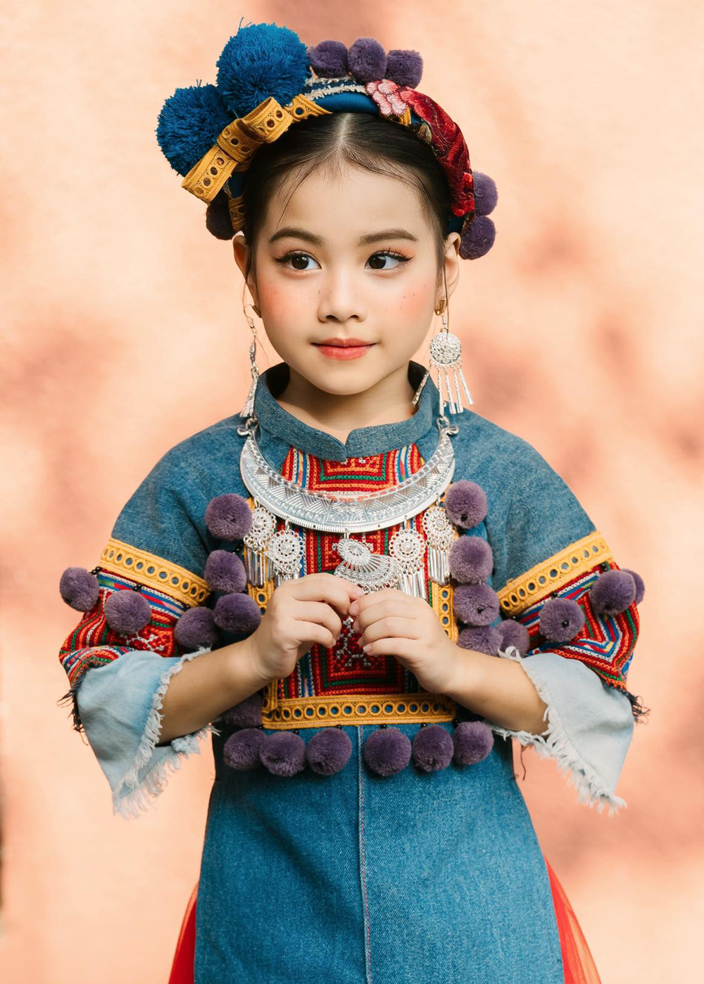 Người mẫu nhỏ tuổi nhất trình diễn Tuần lễ thời trang quốc tế Việt Nam 2023 - Ảnh 5.