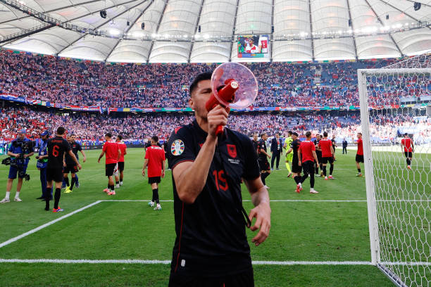 Tiền đạo Mirlind Daku của tuyển Albania bị UEFA treo giò 2 trận vì kêu gọi người hâm mộ hô vang lời lẽ gây thù địch sau trận hòa 2-2 với Croatia.