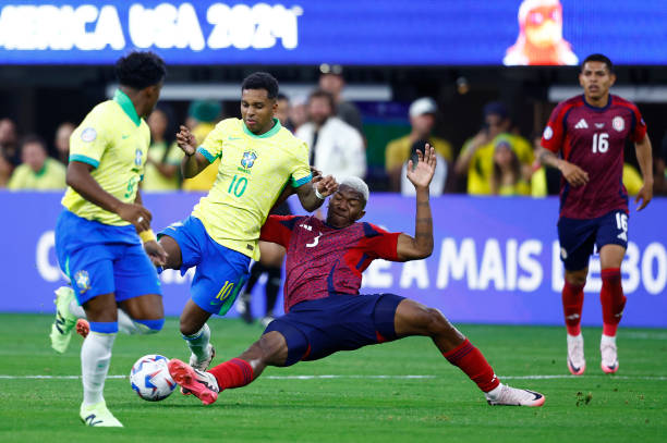 Brazil (áo vàng) bị Costa Rica cầm hòa 0-0 ỏ trận ra quân tại Copa America 2024