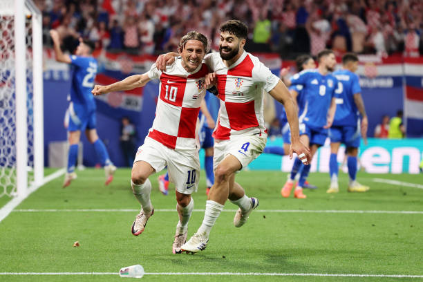 Tuyển Ý phòng ngự mất tập trung trong tình huống Modric ghi bàn cho Croatia