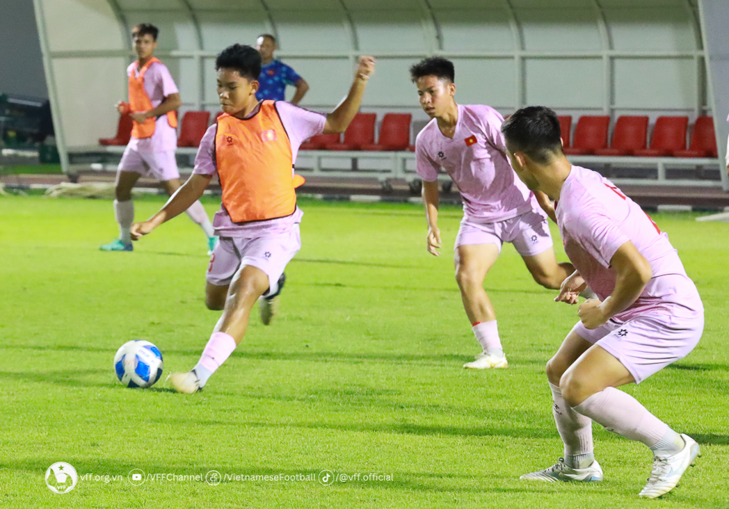 Tin nóng bóng đá Việt 25/6: Thủ môn Việt kiều xuất sắc nhất V-League, U16 Việt Nam thận trọng trước U16 Campuchia - Ảnh 1.