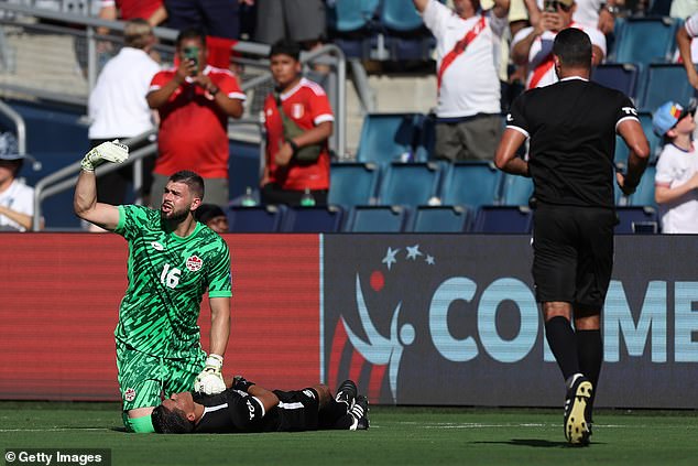 Kinh hoàng ở Copa America 2024, trọng tài ngã quỵ bất tỉnh trên sân - Ảnh 1.