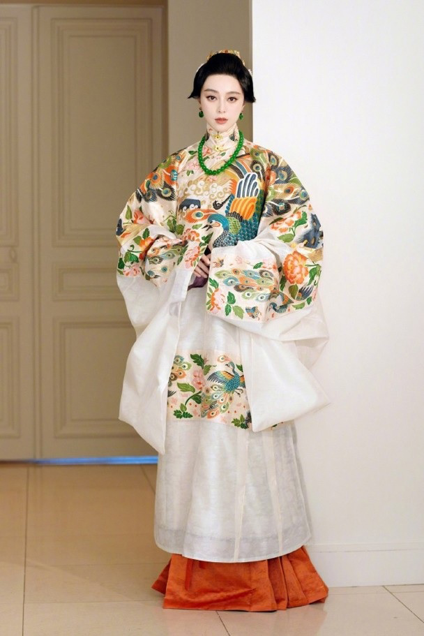 Những nếp nhăn của Phạm Băng Băng gây chú ý tại Tuần lễ thời trang Paris - Ảnh 1.