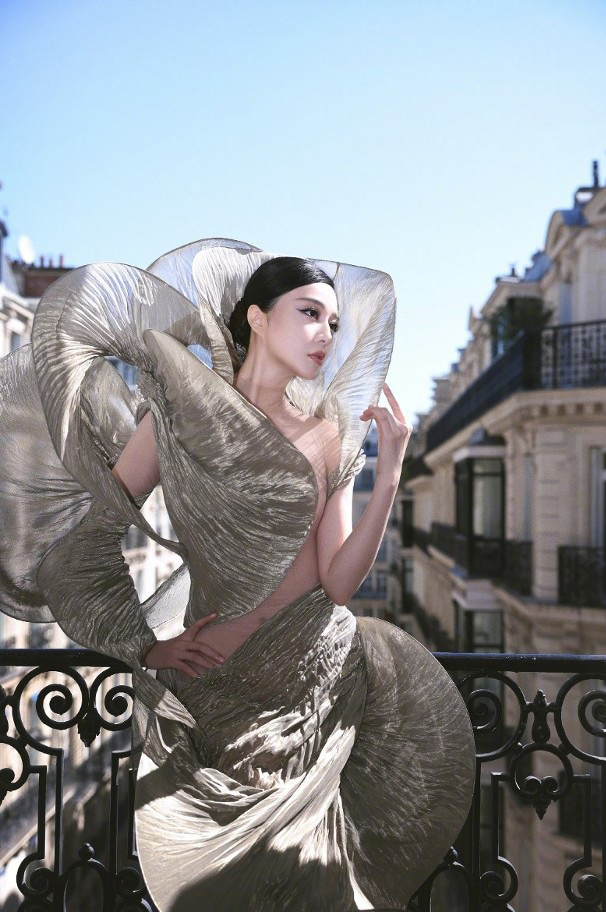 Những nếp nhăn của Phạm Băng Băng gây chú ý tại Tuần lễ thời trang Paris - Ảnh 4.