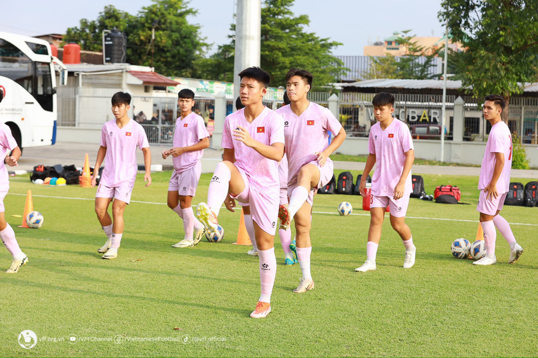 Tin nóng bóng đá Việt 1/7: U16 Việt Nam đá ‘trận cầu định mệnh’ với Thái Lan, cầu thủ Việt kiều chia tay Bình Định - Ảnh 1.