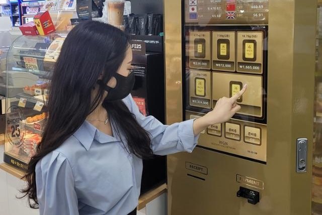 Nhộn nhịp hoạt động mua vàng qua máy bán tự động tại Hàn Quốc - Ảnh 1.
