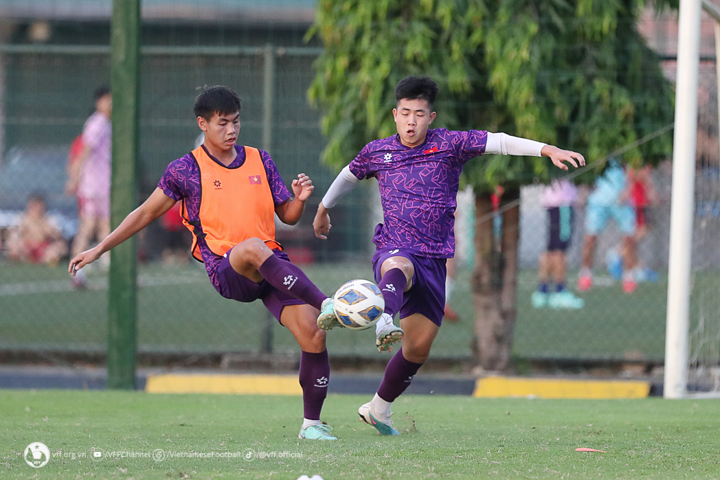 Tin nóng bóng đá Việt 2/7: Quang Hải sắp gia hạn hợp đồng với CAHN, U19 Việt Nam chờ cầu thủ Việt kiều - Ảnh 1.