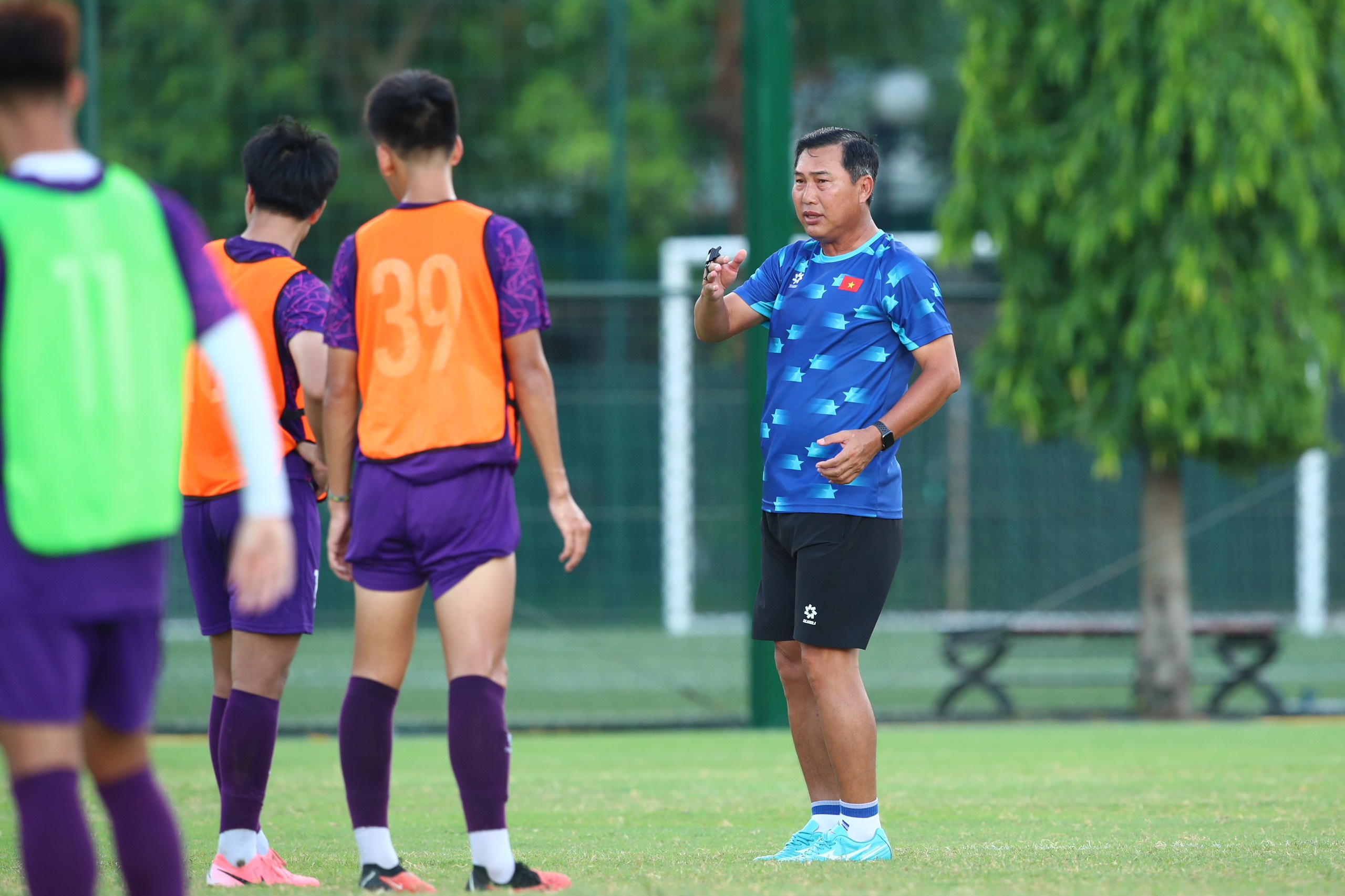 Tin nóng bóng đá Việt 11/7: Huỳnh Như nhận 3 đề nghị từ châu Âu, U19 Việt Nam liên tiếp loại người - Ảnh 1.