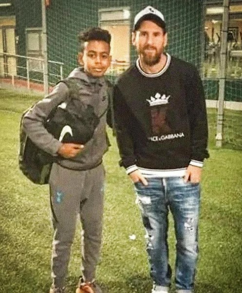 Thêm ảnh mới về thần đồng Tây Ban Nha chụp chung Messi gây sốt - Ảnh 2.