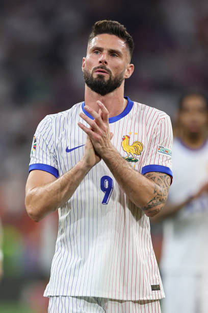 Olivier Giroud chia tay tuyển Pháp