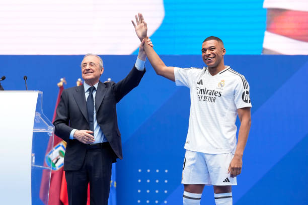 Mbappe chính thức ra mắt Real Madrid, hoành tráng không kém Ronaldo - Ảnh 1.