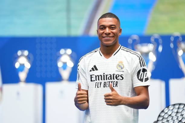 Mbappe chính thức ra mắt Real Madrid, hoành tráng không kém Ronaldo - Ảnh 9.