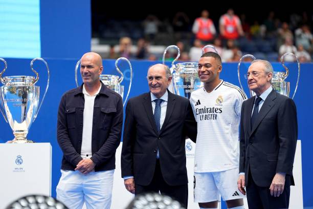 Mbappe chính thức ra mắt Real Madrid, hoành tráng không kém Ronaldo - Ảnh 4.