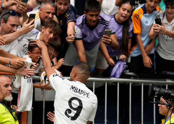 Mbappe chính thức ra mắt Real Madrid, hoành tráng không kém Ronaldo - Ảnh 8.